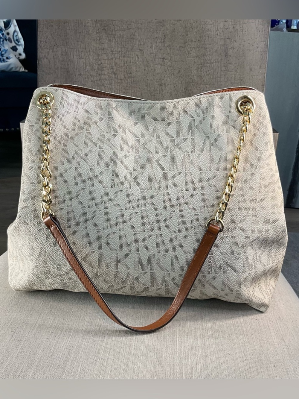 Michael Kors Raven Large Shoulder Tote in Vanilla Signature – Like New! - Picture 5 of 16
